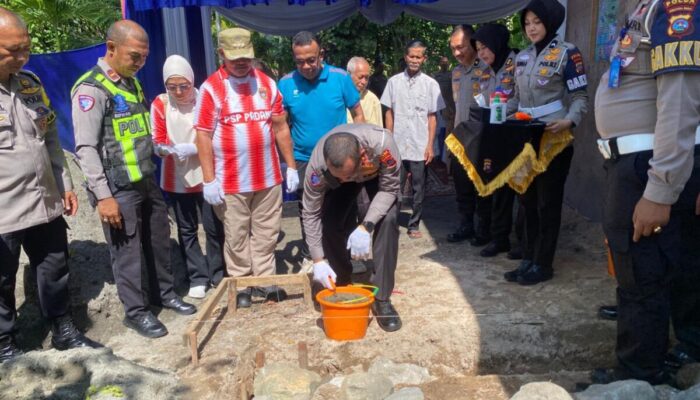Peringatan Hari Bhayangkara ke-80, Ditlantas Polda Sumbar Bedah Rumah Warga Kurang Mampu
