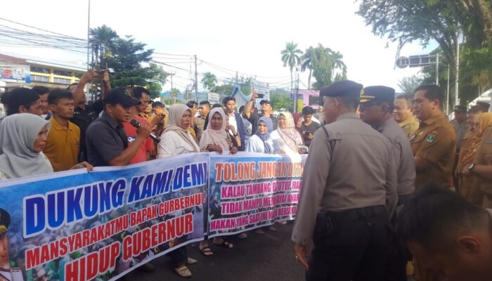Air Mata Ibu Rumah Tangga di Depan Kantor Gubernur: “Kalau Tambang Ditutup, Anak Kami Makan Apa?”