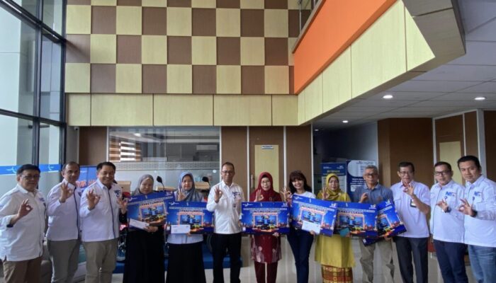 Bank Nagari Cabang Utama Serahkan Hadiah Motor hingga Umrah kepada 7 Nasabah