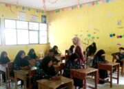 Pastikan Ujian Berjalan Lancar, Kepala MTsN 4 Sijunjung Monitoring di Ruang Kelas