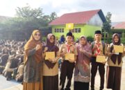 Kepala MTsN 9 Tanah Datar Berikan Reward Harian Peraih Nilai Tertinggi PAT 
