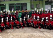 Tim Drumband MIN 6 Padang Pukau Penonton Pawai Wisuda RA