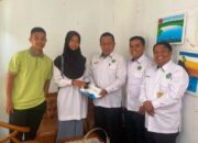 MAN 1 Pasaman Serahkan Bantuan Sepatu untuk Atlet O2SN 