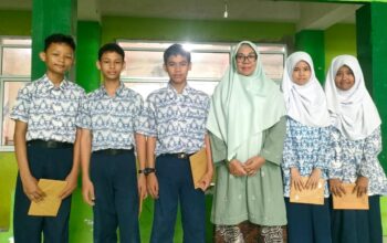 Enam Siswa Raih Penghargaan Perpustakaan Buya Hamka MTsN 1 Padang