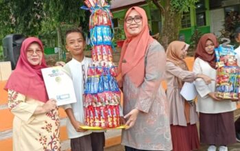 Pemuncak Class Meeting MTsN 3 Padang Terima Reward