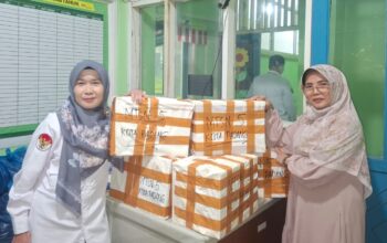 Gerakan Wakaf, MTsN 5 Padang Serahkan 90 Al Quran 