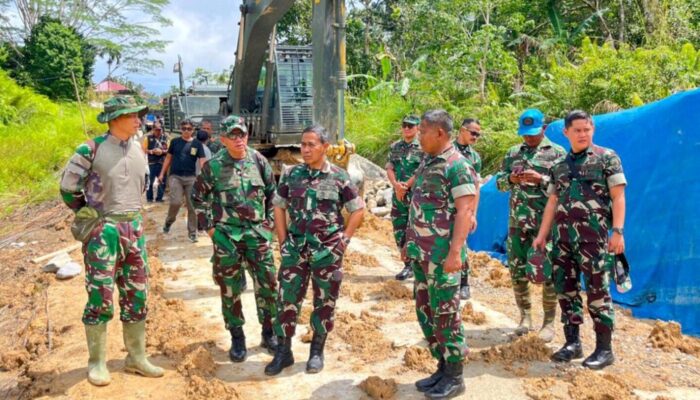 Wadan Pusterad Tinjau Kegiatan Karya Bakti TNI AD di  Mentawai