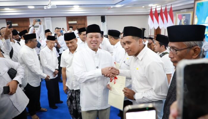 Menteri Nusron Serahkan 243 Sertifikat Tanah Wakaf di Jawa Tengah