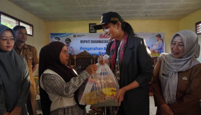 Cegah Stunting Sejak Kehamilan, Bupati Annisa Serahkan Bantuan Gizi Ibu Hamil dan Menyusui di Timpeh