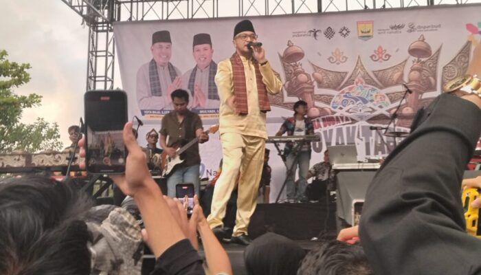 Giring Hidupkan Panggung Hoyak Tabuik, Ribuan Penonton Bernyanyi Bersama