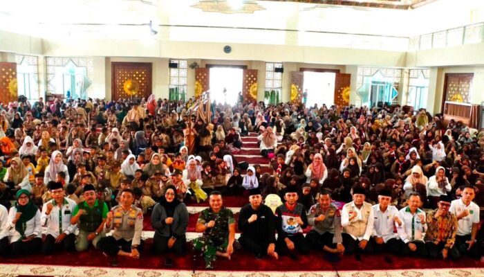 Wako Padang Panjang Serahkan 597 Paket Seragam Gratis Program Baznas, Ajak Siswa Rajin Belajar