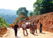 Menjadi Titik Terang bagi Warga, Pemkab Dharmasraya bersama PT TKA Kolaborasi Perbaiki Jalan Bukit Hujan