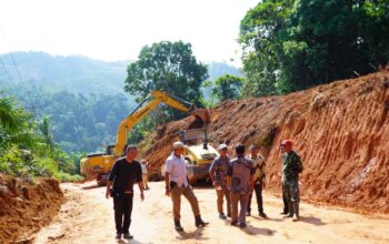 Menjadi Titik Terang bagi Warga, Pemkab Dharmasraya bersama PT TKA Kolaborasi Perbaiki Jalan Bukit Hujan