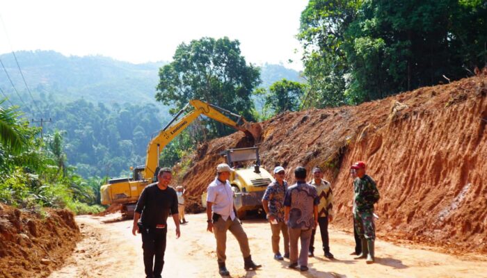 Menjadi Titik Terang bagi Warga, Pemkab Dharmasraya bersama PT TKA Kolaborasi Perbaiki Jalan Bukit Hujan