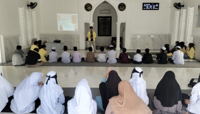 Mahasiswa KKN-Reg UNP Edukasi Santri Ponpes Rumah Putih tentang Bahaya Rokok dan Pergaulan Bebas