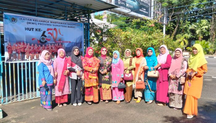 IKWI Sumbar Raih Juara Umum Lomba Busana Adat Nusantara, Harumkan Nama Ranah Minang di Tingkat Nasional