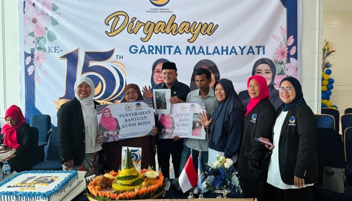 HUT ke-15 Garnita Malahayati di Sumbar, Lisda Hendrajoni Salurkan Bantuan Kursi Roda untuk Warga