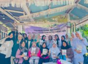 Cegah Stunting Lewat Ponsel, Dosen Kebidanan Poltekkes Kemenkes Padang Latih Kader Posyandu Manfaatkan WhatsApp