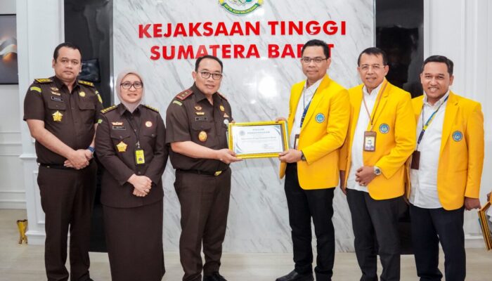 UNP Beri Penghargaan Kajati Sumbar Usai Selamatkan Aset Negara Rp10,2 M