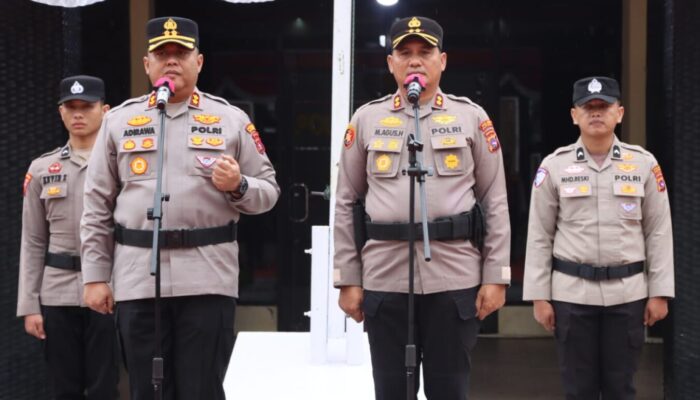 Kapolres Pasaman Berganti, Tradisi Pedang Pora Iringi Penyambutan AKBP Adirawa dan Pelepasan AKBP Muhammad Agus