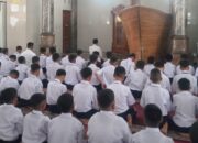 Shalat Zuhur Berjamaah Bagian Pembinaan Karakter Murid Baru MTsN 2 Padang