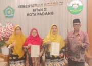 Dua Guru MTsN 2 Padang Terima Sertifikat Kompetensi Bidang Koperasi