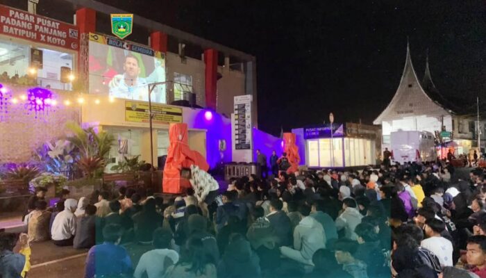 Warga Tumpah Ruah Nobar Final Piala Dunia 2026 di Pasar Pusat Padang Panjang