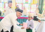 Program Berbagi Perlengkapan Sekolah, Kakankemenag Solok Selatan Bagikan 12.471 Perlengkapan ke Murid Madrasah