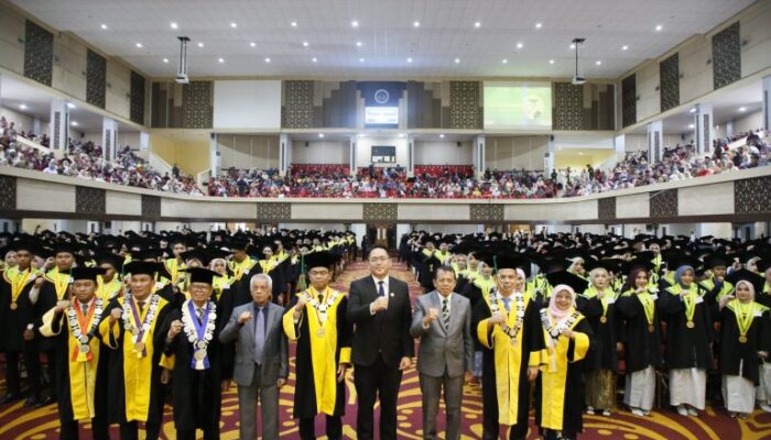 UNP Wisuda 1.896 Lulusan :Lulusan UNP Diharapkan Jadi Motor Inovasi Nasional