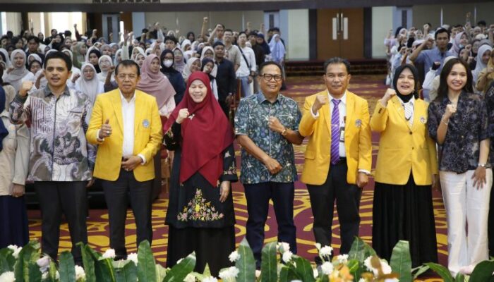 Basrizal Koto Berbagi Kunci Sukses Kepada 1.896 Wisudawan UNP : Kepercayaan Kunci Sukses di Dunia Profesional