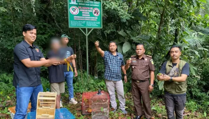 Polres Agam dan BKSDA Sumbar Lepasliar Ratusan Burung ke Hutan Konservasi