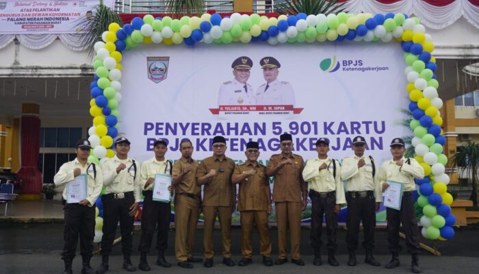 Apel Gabungan ASN Pasbar, Bupati Yulianto Tekankan Disiplin Kerja serta Luncurkan Perlindungan BPJS bagi 5.901 Pekerja Rentan