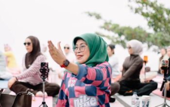 Dukung Objek Wisata di Dharmasraya, Wabup Lely Ikuti Senam Yoga di Puncak Gunung Medan