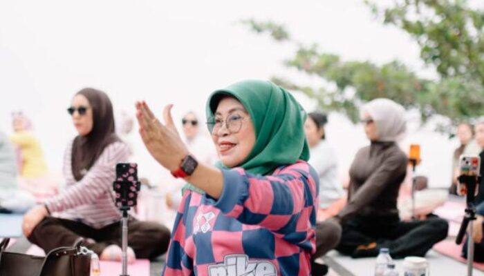 Dukung Objek Wisata di Dharmasraya, Wabup Lely Ikuti Senam Yoga di Puncak Gunung Medan