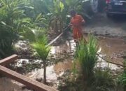 Banjir di Kota Padang Berangsur Surut, Warga Mulai Bersihkan Rumah