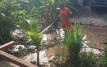 Banjir di Kota Padang Berangsur Surut, Warga Mulai Bersihkan Rumah
