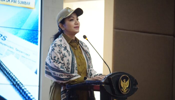 Lantik Pengurus PWI Dharmasraya, Bupati Annisa ajak Wartawan jadi Garda Terdepan Pers Profesional dan Berkompeten