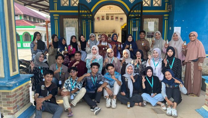 Mahasiswa KKN Unand Edukasi Warga Kurai Taji Timur Olah Limbah Dapur jadi Pupuk Organik Cair