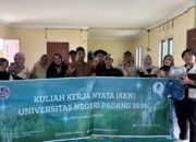 Mahasiswa KKN UNP Olah Limbah Dapur Jadi Pupuk Kompos Cair, Dorong Pertanian Ramah Lingkungan di Desa Lumindai