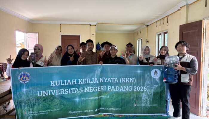 Mahasiswa KKN UNP Olah Limbah Dapur Jadi Pupuk Kompos Cair, Dorong Pertanian Ramah Lingkungan di Desa Lumindai