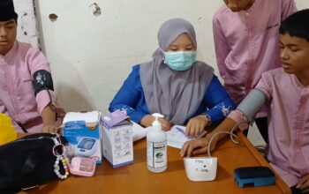 Puskesmas Kapau Tuntaskan Skrining Kesehatan Murid MTsN 1 Agam, Sekaligus Laksanakan Pemeriksaan Jentik Nyamuk