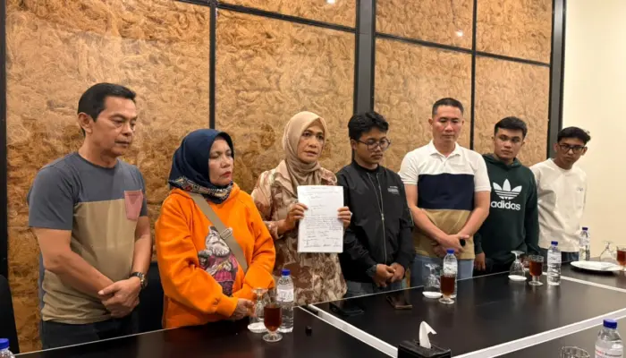 Perselisihan di Jalan Bandara Padang Berakhir Damai, Kombes Pol Teddy Fanani dan Bill Irzano Saling Berpelukan