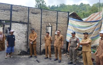 Sekda Pasbar Kunjungi Korban Kebakaran di Timbo Abu Talamau, Bawa Kebutuhan Dasar
