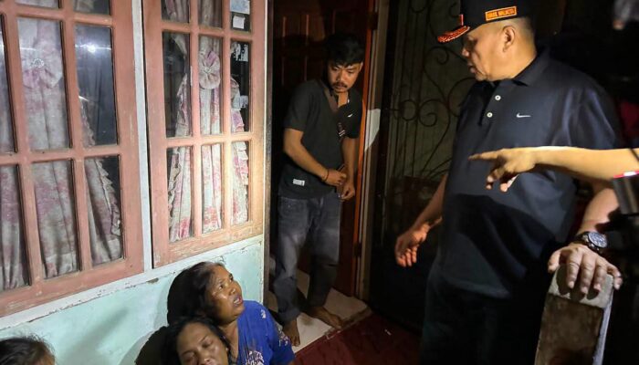 Enam Rumah Terbakar di Padang Tiakar, Damkar dan Warga Cegah Kebakaran Meluas