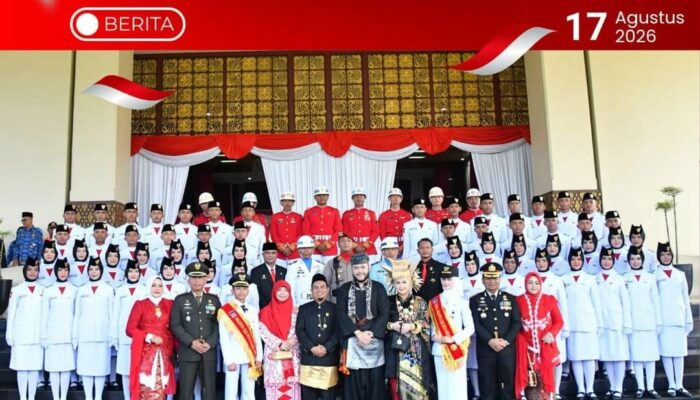 Ketua Osis SMPN 11 Padang Dampingi Wali Kota Padang dalam Upacara HUT ke-81 Kemerdekaan RI