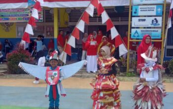 Raih Juara Satu Tingkat Nagari, Kostum Kelompok Wanita Srikandi Lintau Ternyata Berbahan Dasar Kulit Jagung dan Sampah