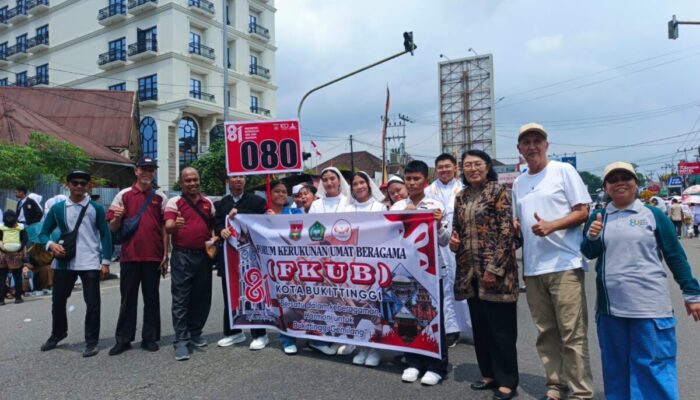 FKUB Bukittinggi Bawa Pesan Kerukunan dalam Pawai Alegoris HUT RI ke-81