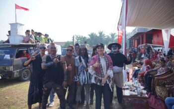 Bupati Annisa Hadir di Tengah Tengah Masyarakat Tiumang dalam Acara Pawai