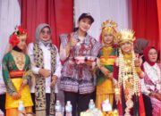 Bupati Annisa Sapa Warga Sepanjang Rute Pawai Alegoris yang Berlangsung Semarak