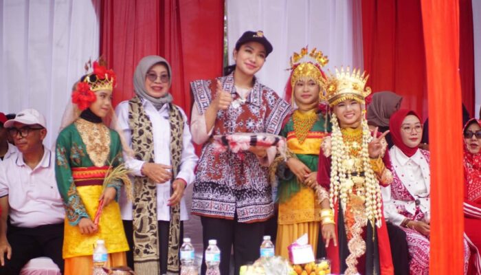 Bupati Annisa Sapa Warga Sepanjang Rute Pawai Alegoris yang Berlangsung Semarak
